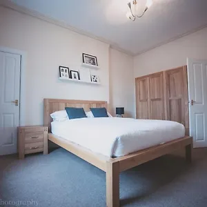 Stylish And Spacious Two Bed In Aberdeen's West End Apartment